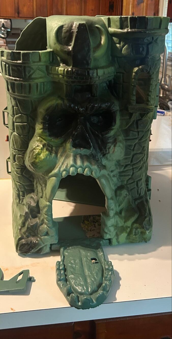 He Man Masters of the universe castle gray skull battle cat and action figures